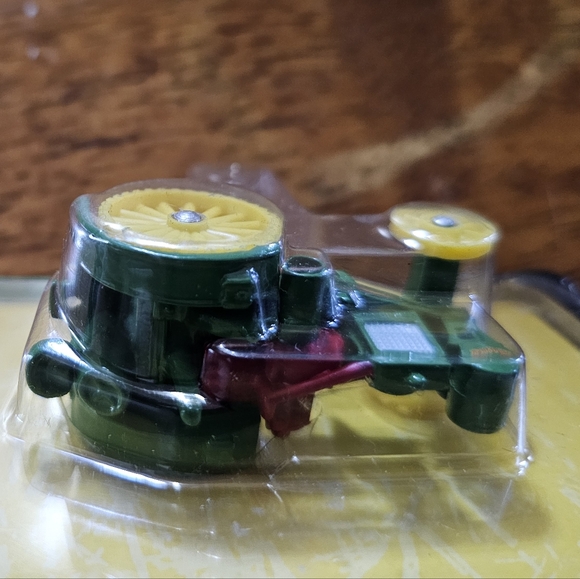 NIP John Deere Waterloo Boy Tractor Diecast Collectible 1/64. - Picture 3 of 7